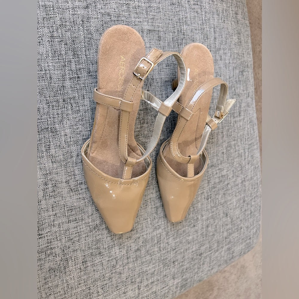 New women's nude tan patent t-strap Aerosoles low heel shoes size 8.